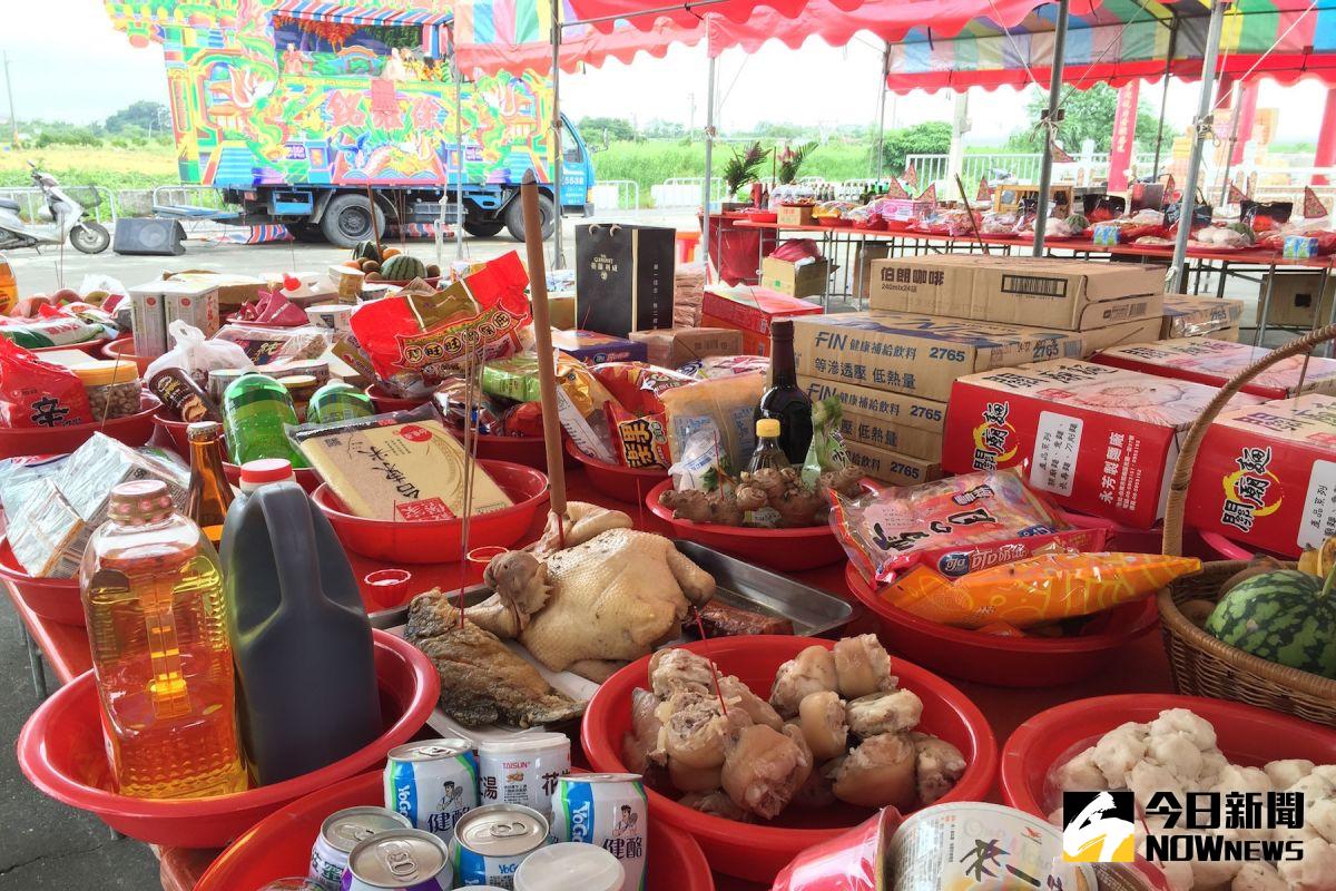 ▲農曆7月鬼門開，高科技業者也寧可信其有，屆時中元普渡將準備超「澎拜」祭品，祈求公司營運順利。（示意圖／NOWnews資料照片）