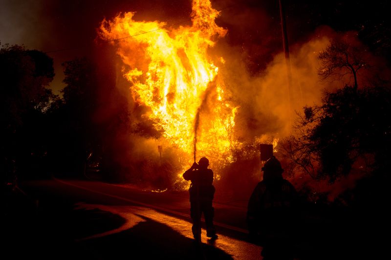 ▲美國南加州爆發新一波森林大火，焚燒面積高達7200公頃，8.2萬居民遭下令疏散。（圖／達志影像／美聯社2016.8.19）