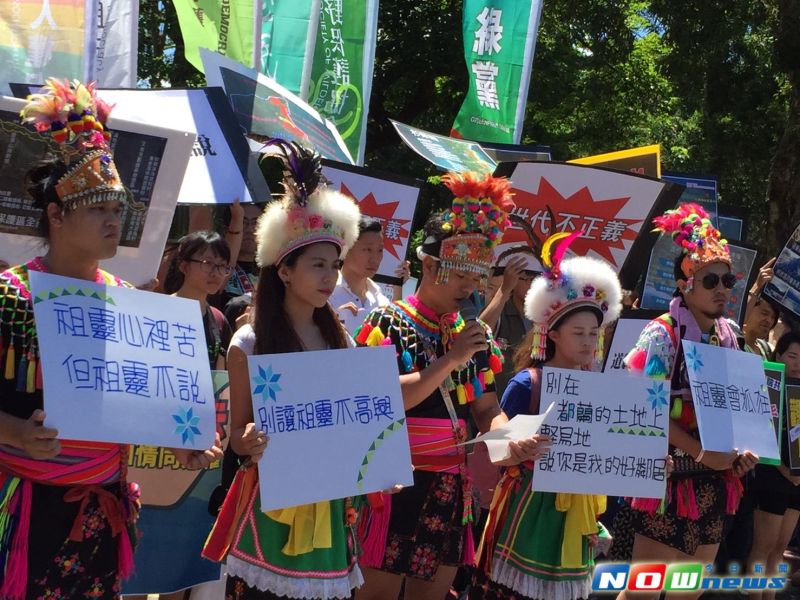 ▲近百名台東原住民及環團，今(6)天赴立法院陳情抗議，要求行政院退回台東杉原棕櫚海濱渡假開發環評案。（圖／記者林人芳攝，2016.07.06）