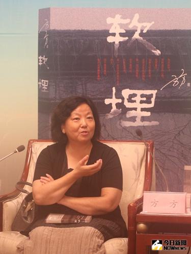 方方在新作《軟埋》首發式現場。