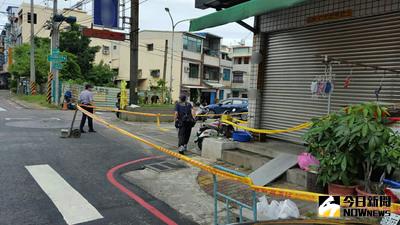 葉姓男子15日在高市鳳山區住處與王姓友人飲酒，雙方酒後口角憤而持利器互砍，葉母見狀報案，警方趕到王男已當場死亡，葉男頭部則有撕裂傷送醫，現場血跡斑斑。（警方提供）中央社記者程啟峰高雄傳真 105年8月15日