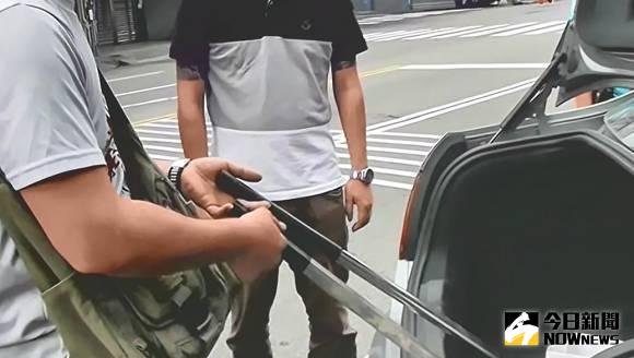 ▲台中市刑大破獲黑幫組織，起出作案工具。