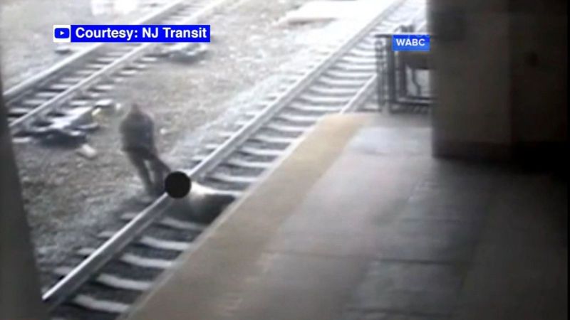 ▲歐提茲不顧自身安全，二話不說跳入軌道救人。（圖／翻攝自abcnews）