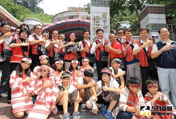 ▲教育部長潘文忠參加「博屋瑪」國小揭牌儀式，並為全國第一所原住民族實驗小學做見證。〈圖／記者黃玿琮攝〉