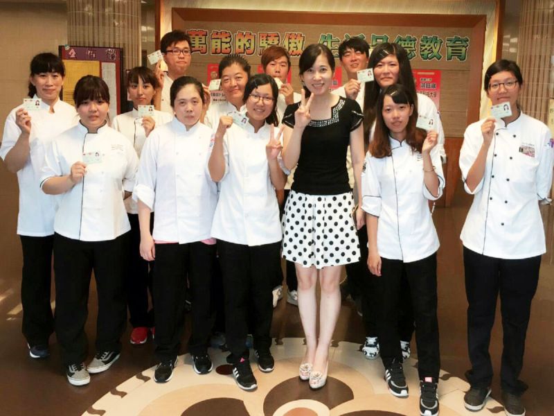 為增加對麵食產業的就業競爭力，台灣首府大學暑假推出中式麵食丙級證照輔導班，有21人參加。經過1個月的輔導，有20人通過考照取得中式麵食丙級證照。
