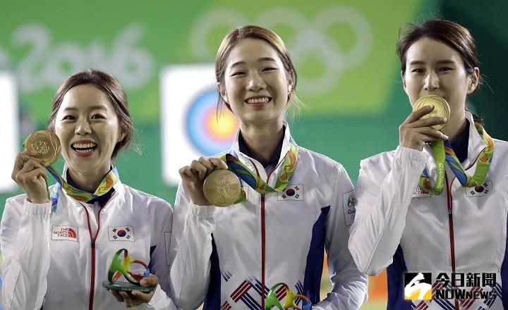 ▲韓國隊拿到射箭女團賽金牌。（圖／美聯社／達志影像）