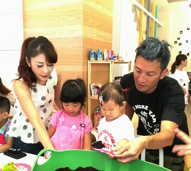 ▲曲艾玲、高山峰，帶著兒女參與經紀公司所創辦的「VClass 明星開課啦！」親子同樂會。（圖／艾迪昇經紀公司，2016.08.16）