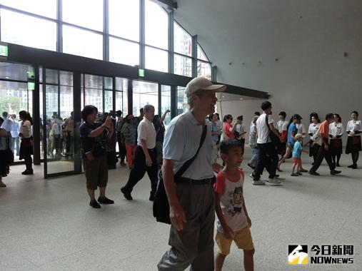 臺中國家歌劇院開館伊東豐雄跟民眾一起搓湯圓慶祝 地方 Nownews今日新聞