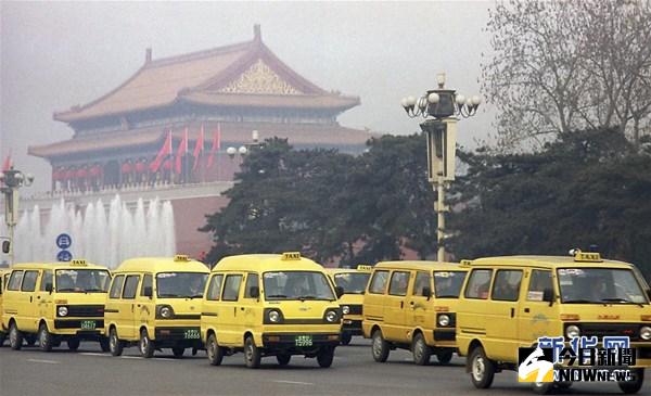 圖為1993年3月，北京天安門前長安街上清一色的「面的」。「面的」是黃色微型麵包計程車的簡稱，最早出現在上世紀80年代末的北京。
