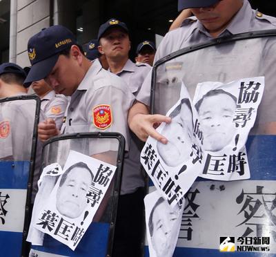 國道收費員警盾貼標語 國道收費員自救會11日在勞工團體支持下，在交通部前抗爭，要求交通部長葉匡時出來面對，並在警盾上貼上「協尋葉匡時」的標語。中央社記者吳翊寧攝　103年6月11日