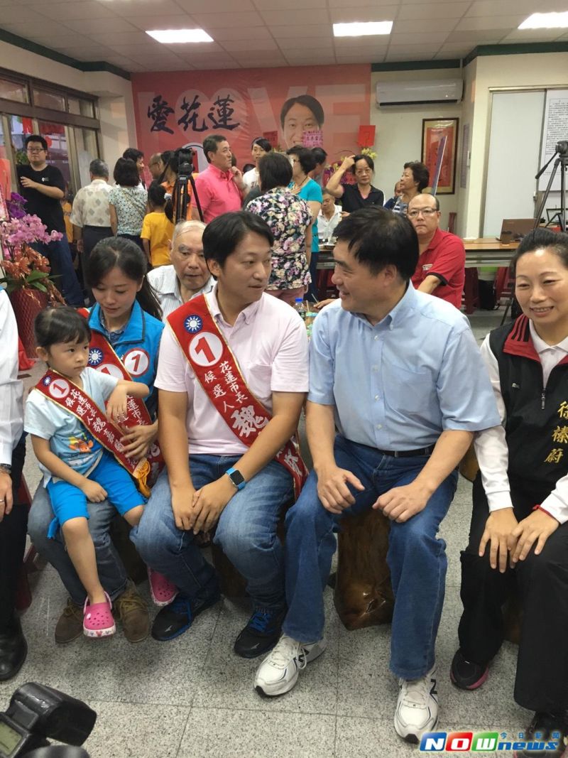 ▲國民黨副主席郝龍斌陪同花蓮市長候選人魏嘉賢看開票。（圖／郝龍斌辦公室提供,2016.08.27）