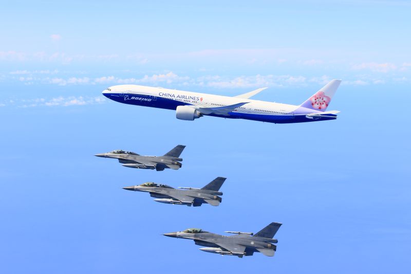 ▲蔡英文24日上午搭乘華航專機出訪巴拿馬等友邦國家，由空軍派遣3架雙座F-16B型、1架單座F-16A型戰機，於我國防空識別區內隨伴總統專機左機翼後方飛行，以維護三軍統帥安全。（圖／國防部提供）