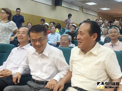 如何讓小農品牌化及外銷？農委會主委曹啟鴻（右）23日表示，「青農是一盤散沙」，農村再生指標就是要結合青農，有共同作物可獎勵結合，此基礎若沒做好，甭談外銷。中央社記者黃麗芸攝　105年7月23日