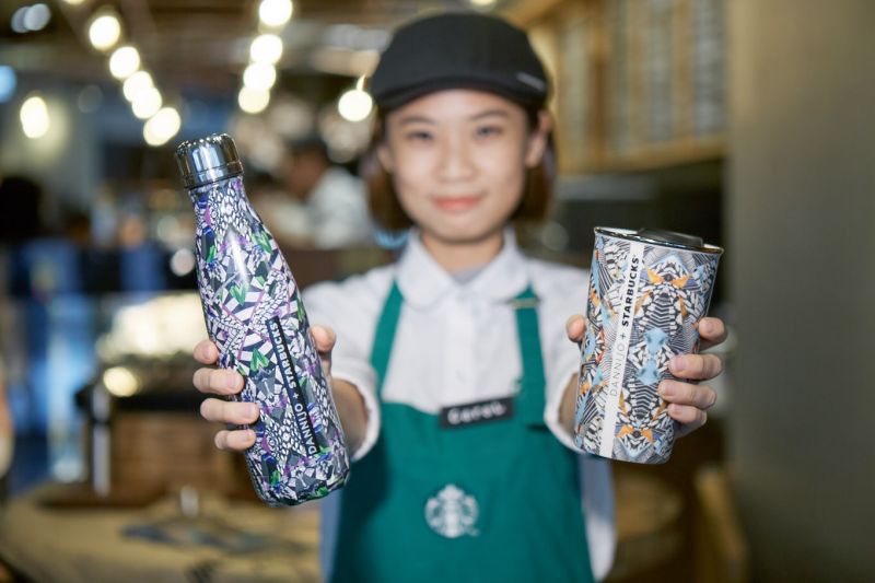 ▲星巴克首度與紐約手工飾品品牌合作，將隨身杯瓶、提袋變身成時尚耀眼的裝飾品，9月1日起推出6款聯名商品。（圖／星巴克提供）