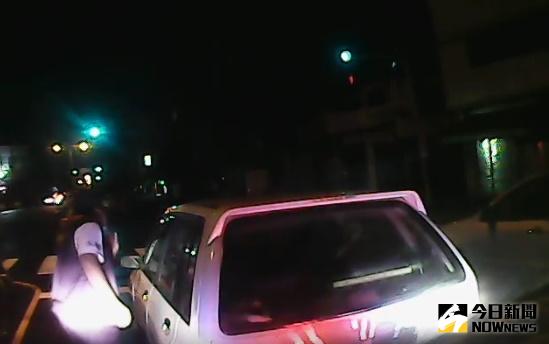 ▲女版「中指蕭」？惡劣女駕駛擋車，救護車司機氣到拍窗。（圖／翻攝自臉書）