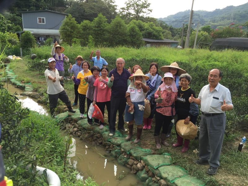 ▲產官學合作幫助在地農友　打造小暗坑生態村