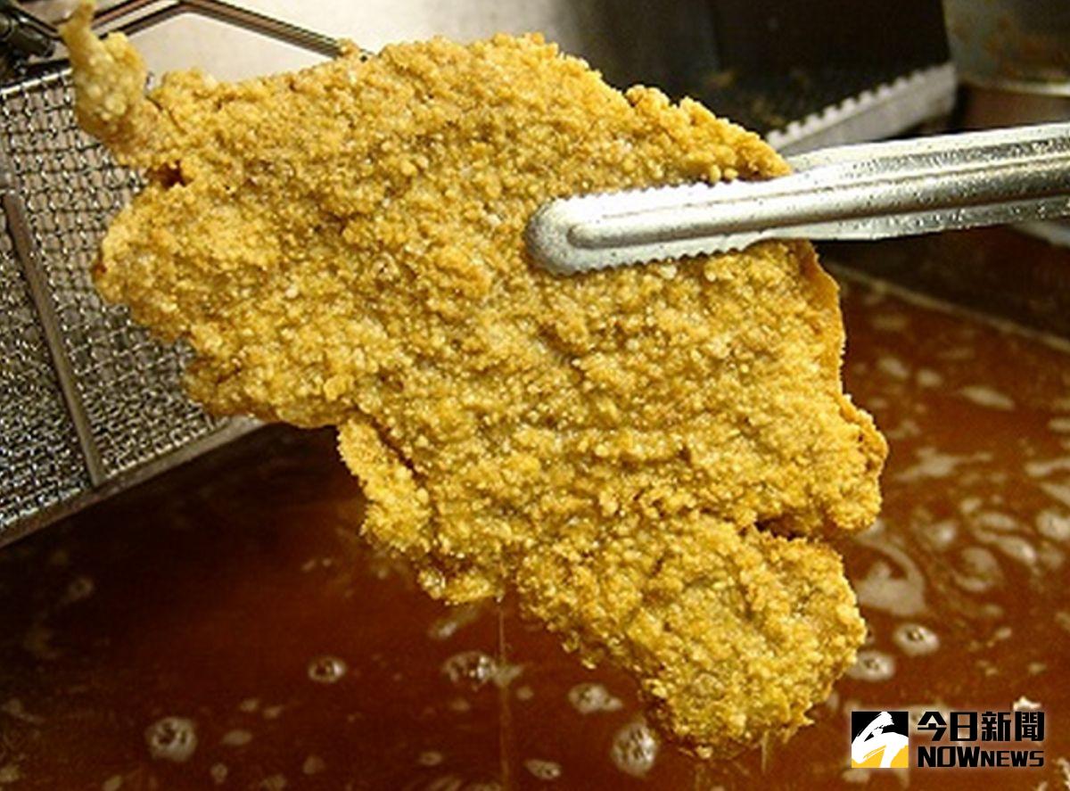 ▲有一位藥局助理，不滿自己苦讀多年，月薪卻輸給雞排店老闆，忍不住大罵「憑什麼」，卻慘遭網友砲轟。（圖／翻攝自網路）