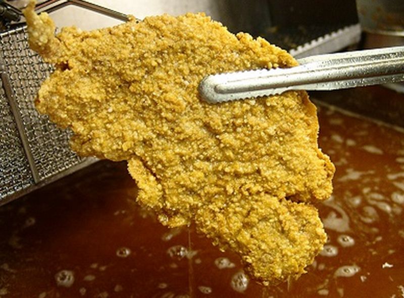 ▲有鄉民看到雞排店的儲備幹部月薪是45K起跳，不禁在PTT上好奇發文是不是賣雞排比工程師還好賺？但一名家中賣雞排的網友卻回文，點出一些賣雞排不為人知的辛苦。（圖／翻攝自網路）