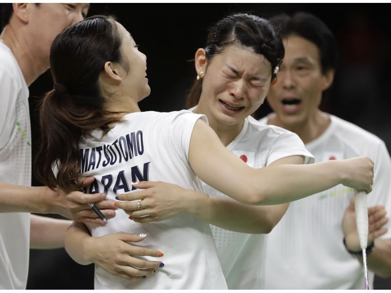 日本羽球女雙組合在奧運金牌戰演出大逆轉，高橋禮華（右）獲勝一刻淚水決堤擁抱搭檔松友美佐紀（左）。（圖／美聯社／達志影像）