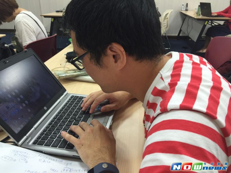 ▲上班族每天看著電腦工作，不知不覺伸長脖子盯著螢幕，「烏龜頸」常悄悄上身。（圖為模擬畫面）