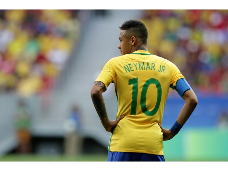 有巴西球迷將Neymar的球衣名字改成女足傳奇Marta的名字。（圖／美聯社／達志影像）