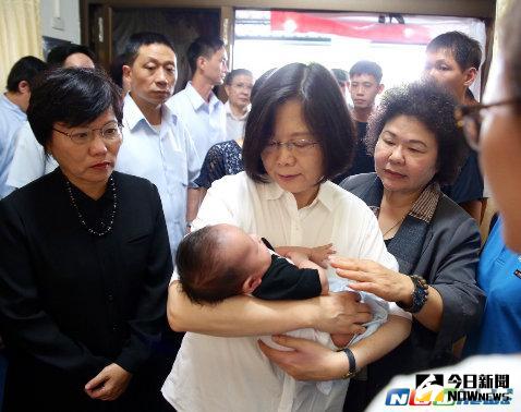▲總統蔡英文抱著罹難陸軍上士陳世坤未滿月的兒子，並向家屬致歉。（圖／高雄市政府提供,2016.08.18）