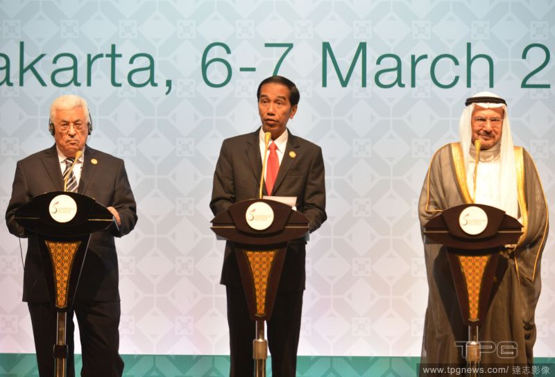 ▲印尼總統佐克威(Joko Widodo)(中)上任後大力掃毒，不顧國際反對處死多名外籍毒犯。（資料圖／達志影像）