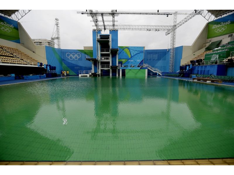 里約奧運的跳水池竟變成綠色，現場記者表示看起來非常噁心。（圖／美聯社／達志影像）