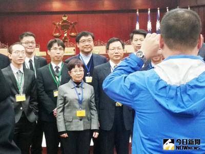 憲法法庭3日審理前台北市議員賴素如（前左2）聲請釋憲案，賴素如開庭時哽咽泣訴，庭後她與律師團在法庭內合影。中央社記者蔡沛琪攝  105年3月3日