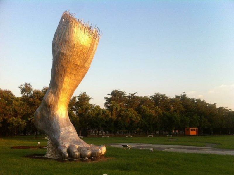 ▲二崙運動公園「農夫的腳」在 落日餘暉照射下，出現「黃金右腳」奇景。（圖／二崙鄉公所提供）