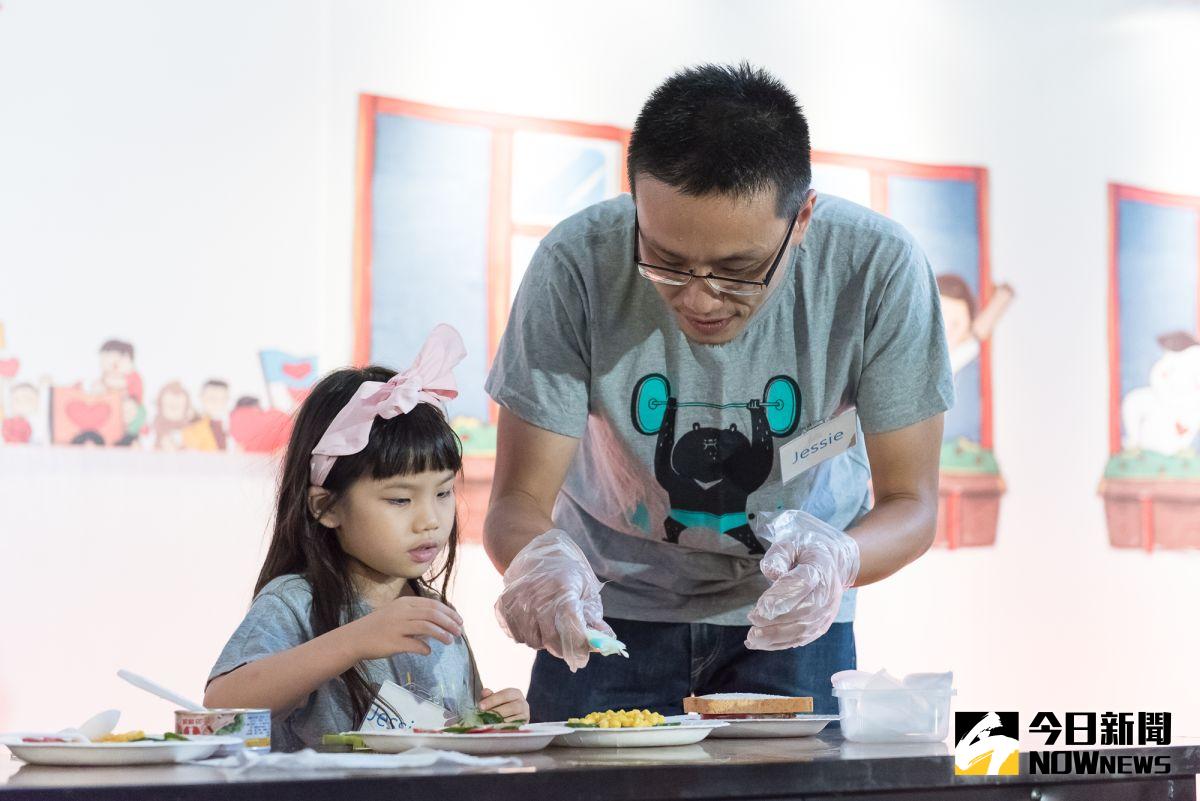 ▲根據調查，職場爸爸每天實際投入工作的時間就有10.2小時，每周平均還要加班2.9天，導致每天能與小孩相處的時間連1小時都不到。（圖／兒福聯盟提供）