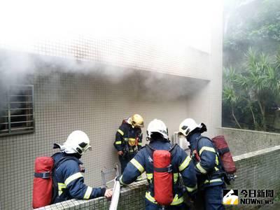 新北市汐止區林森街73巷一處社區一樓和地下一樓3日上午5時多傳出火警，警消抵達時，除張姓男屋主已自行逃出外，其餘3女1男救出時已失去生命徵象。（新北市消防局提供）中央社記者王朝鈺傳真 105年8月3日