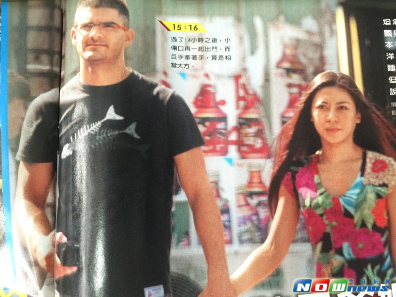 ▲艾怡良（右）和洋男友甜蜜蜜，牽手逛大街。（圖／翻攝自《壹週刊》，2016.08.17）