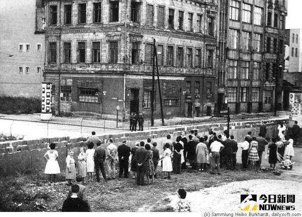 ▲1961年8月13日，柏林圍牆開始建造。（圖／翻攝自網路）