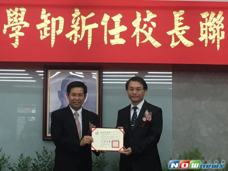 ▲教育部長潘文忠頒發續任聘書予彰師大校長郭艷光。（圖／記者吳宛縈攝,20160801）