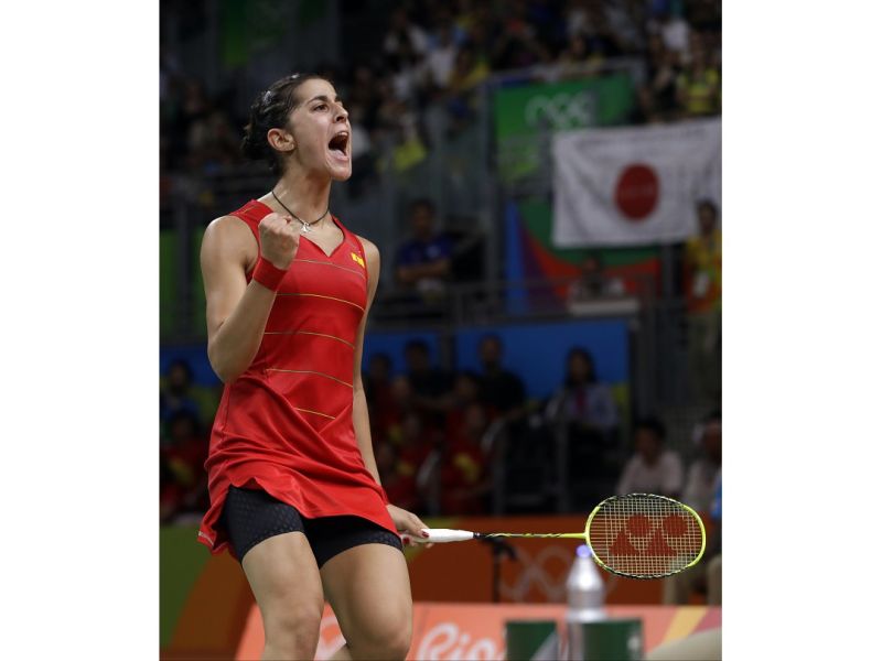 羽球女單世界球后Carolina Marín在奧運四強戰拍落衛冕金牌李雪芮，晉級決賽。（圖／美聯社／達志影像）