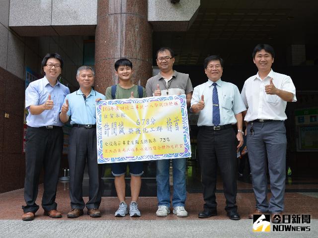 圖說：許閔誠與師長合影。（圖／記者郭政隆攝影）