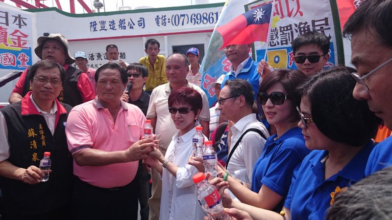 ▲南海仲裁案傷我權益，漁民發起的登太平島「保祖產、護主權」活動，31日歸來，國民黨主席洪秀柱與藍委們前往獻上擁抱、喝「太平水」。（圖／國民黨提供）