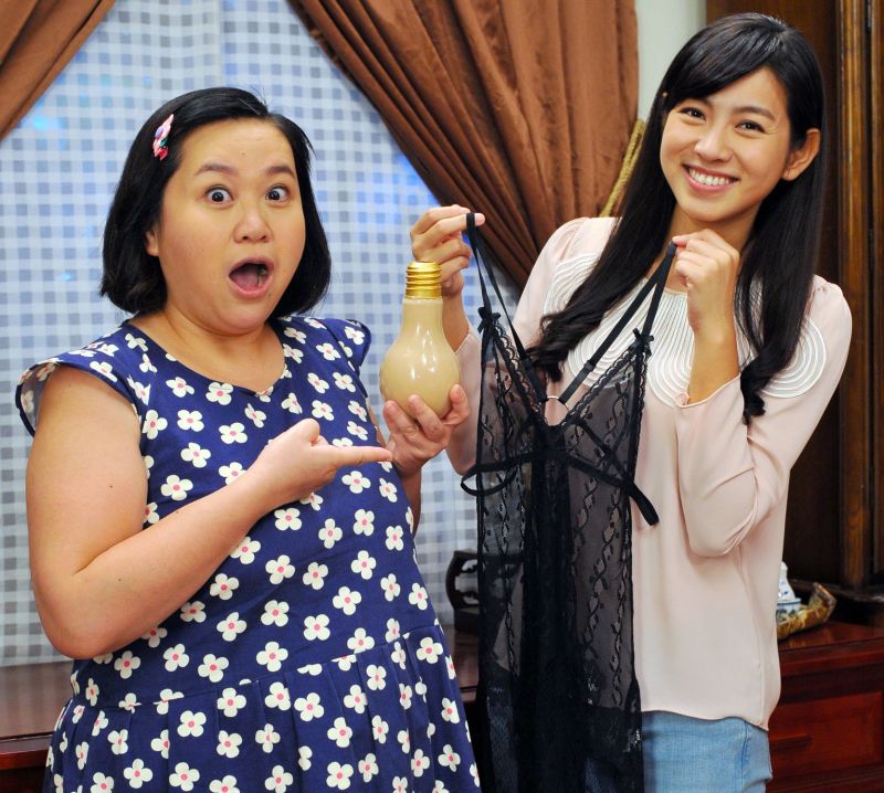 ▲鍾欣凌收到性感睡衣，連忙推還給米可白，笑稱「不想再有第三胎了」！（圖／台視，2016，08.07）