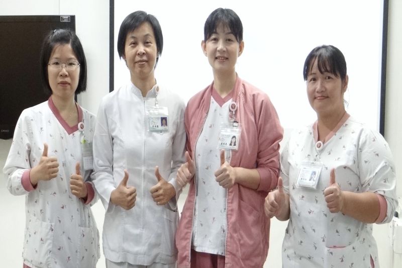 ▲奇美醫學中心護理部組合式照護小組團隊左起亞急性呼吸照護病房副護理長施皇任.督導李美慧.護理長蘇敬惠及護理師陳怡如共同合影。