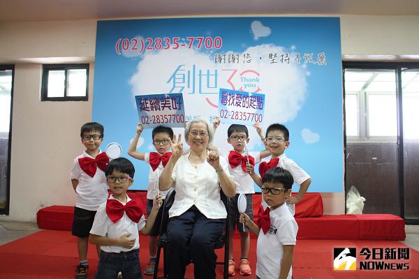 ▲30年前700個愛心起點之一的廖春梅女士，現年已70多歲，她在記者會現場簽下「我願意延續美好」意願書，表態並號召民眾，一起投入創世的公益服務。（圖／創世基金會提供）