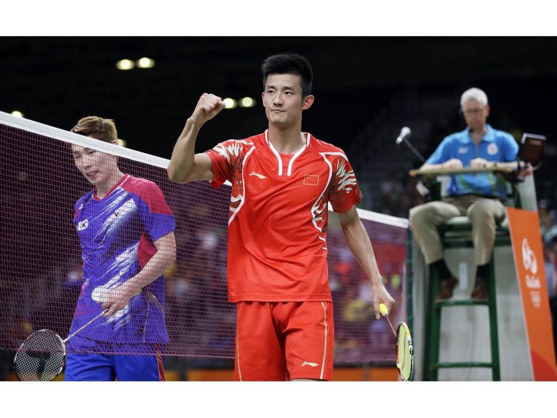 里約奧運羽球八強賽程「龍虎鬥」由諶龍（右）擊敗孫完虎（左）拿到四強門票。（圖／美聯社／達志影像）