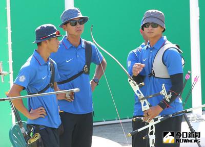 2016里約奧運戰火點燃，射箭男子團體淘汰賽6日（當地時間）登場，中華隊出師不利，以2比6敗給印尼，無緣晉級。圖為中華隊選手余冠燐（左起）、魏均珩、高浩文在印尼選手射箭時交換意見。中央社記者徐肇昌里約攝　105年8月6日