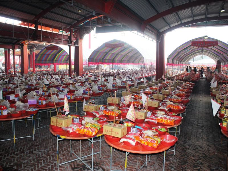 奉祀五府千歲的台灣王爺總廟南鯤鯓代天府，舉辦慶讚中元大普渡活動。整個普渡場有6344桌供品，祭豬牲140頭，金紙達百萬元，場面浩大。