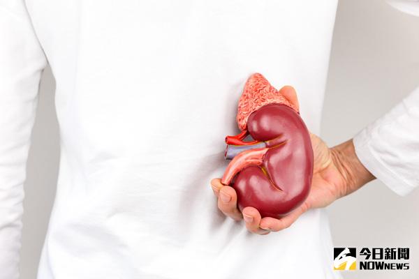 ▲一名67歲患者長期洗腎，20年後出現「持續性餓骨症候群」，全身劇痛難耐，並使行動受限。（圖／ingimage）