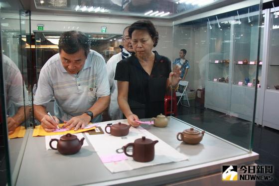 ▲南投市長宋懷琳對紫砂壺展特別重視希望對學員認識有幫助。（記者扶小萍攝）