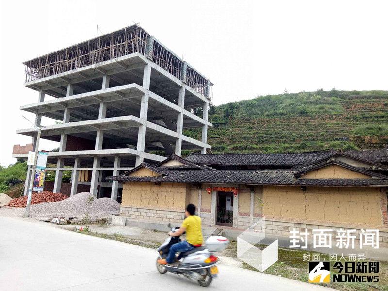 長坑鄉路邊，新建的小樓房。