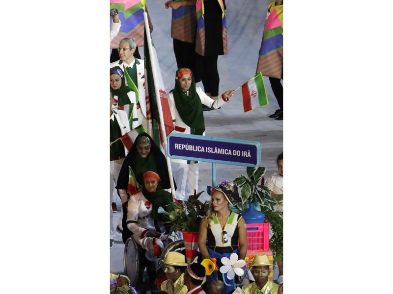 Zahra Nemati坐在輪椅上，在代表團的最前方扛著伊朗國旗，創造歷史。（圖／美聯社／達志影像）