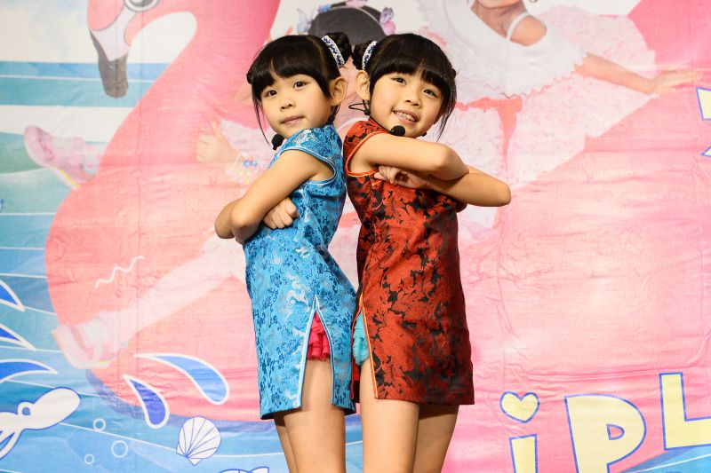 左左右右穿上中國風可愛小旗袍，表演新歌舞蹈。（圖／豐華唱片提供，2016.08.02）