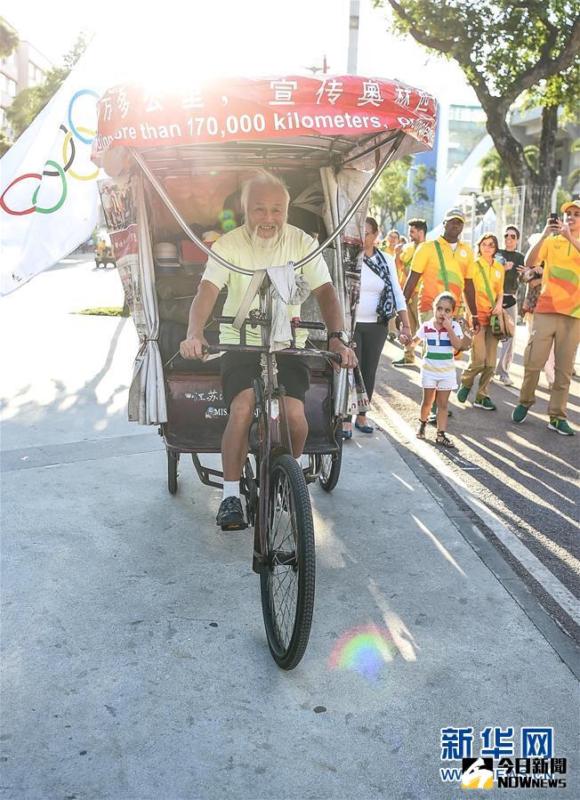 7月31日，陳冠明在馬拉卡納體育場外騎行。